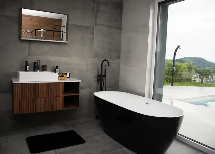 Altura- Luxury Hiltop Retreat With Panoramic View & Teracce Villa